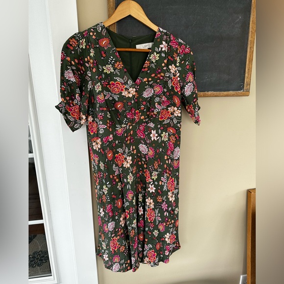 LOFT Dresses & Skirts - Loft Petites Olive Green with Floral V-Neck Dress Size 2P Excellent Used Cond